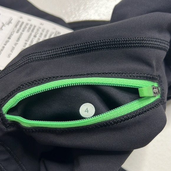 NWT Lululemon Run: Top Speed Crop Full-On Luxtreme
Floral Sport Blue Multi Black - Picture 9 of 12